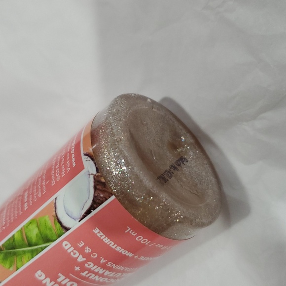 Shimmering coconut polyglutamic oil and strawberry hyaluronic acid smoothing oil - Picture 5 of 10